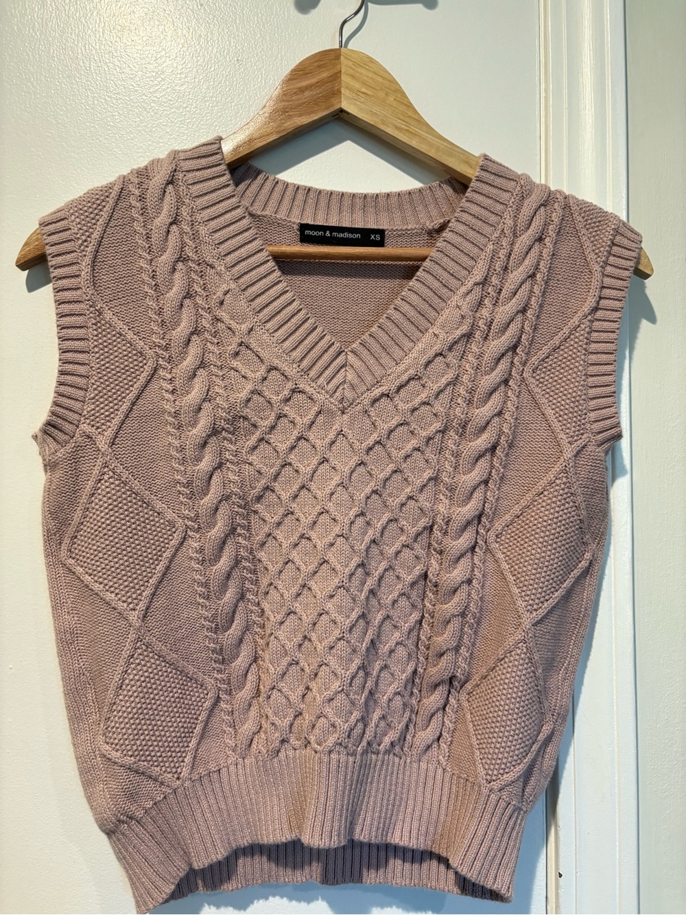 Preppy moon & madison dusty mauve cable knit V-neck cotton sweater vest